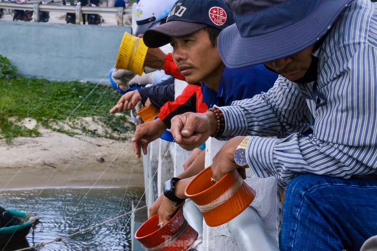 Các cần thủ chăm chú giữ đầu còn lại của sợi cước, khi cá vào chai sẽ làm sợi dây cước rung lên và người câu sẽ kéo dây đưa cá lên bờ.