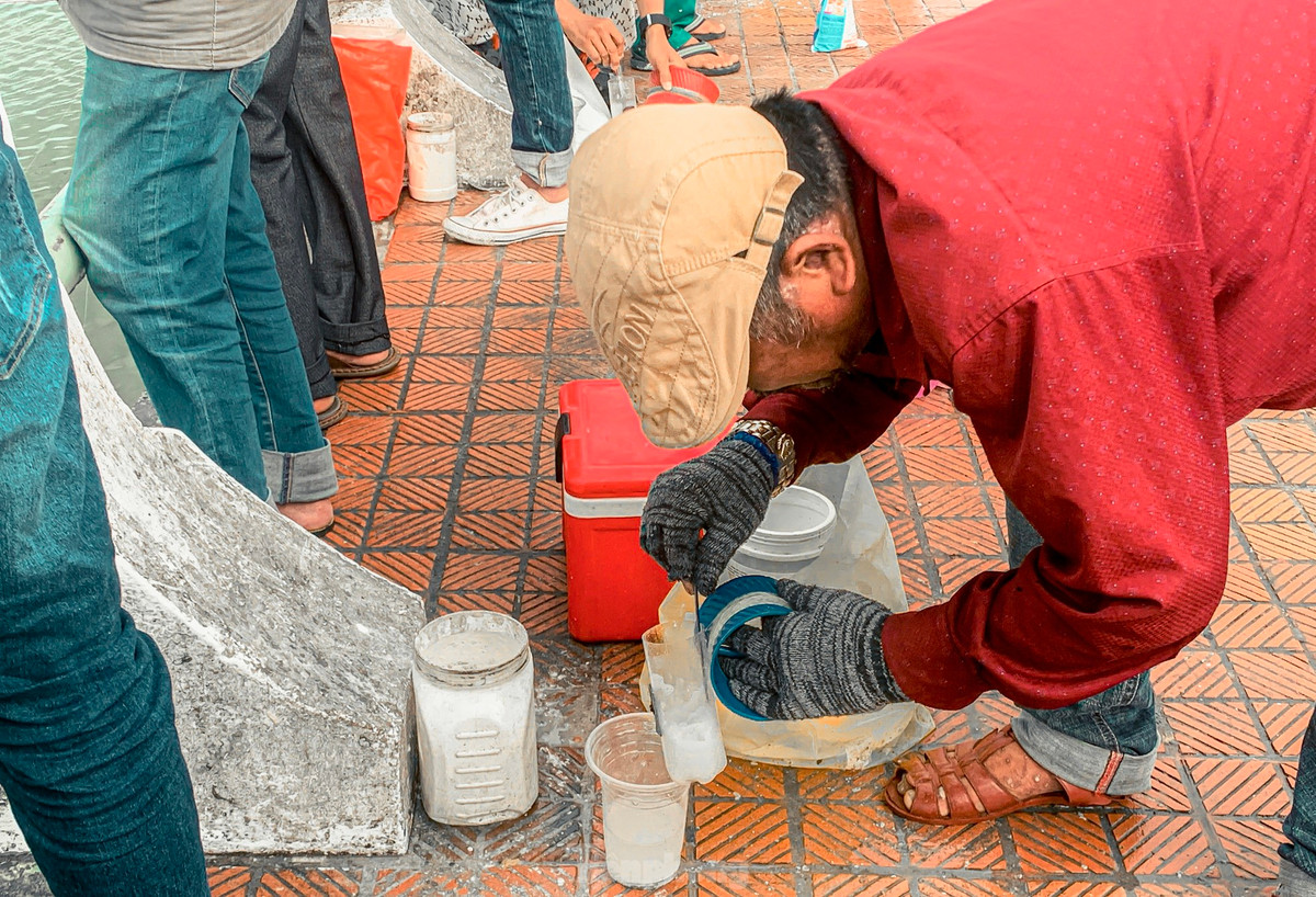 Theo các cần thủ thì việc câu cá bằng vỏ chai rất đơn giản mà ai cũng có thể làm được.