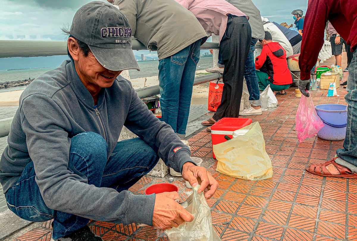 Niềm vui khi câu được cá tươi ngon từ sông của một cần thủ.