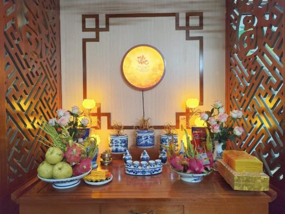 Khi đặt ban thờ ở phòng khách cũng nên tránh ban thờ ngay cạnh khu sofa tiếp khách vì như thế sẽ thường xuyên gây ồn ào ảnh hưởng lên ban thờ. Khu vực ban thờ tránh để đồ lộn xộn lung tung làm kém sự tôn nghiêm trang trọng thờ cúng. * Thông tin mang tính tham khảo