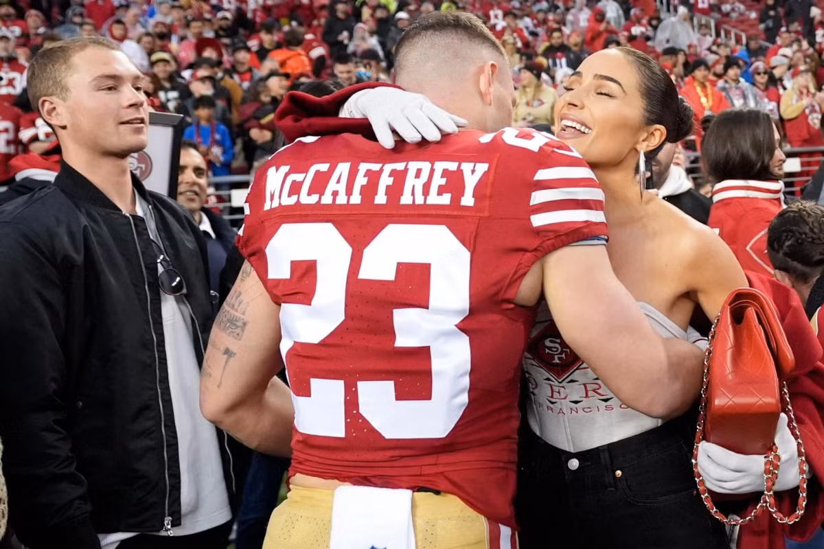 Ngày 3/2, Page Six đưa tin Hoa hậu Olivia Culpo rút hầu bao kha khá cho việc thuê phòng suite ở sân vận động Allegiant (Nevada, Mỹ) để cùng gia đình cổ vũ chồng sắp cưới Christian McCaffrey thi đấu giải Super Bowl LVIII vào cuối tuần sau. Culpo chia sẻ tin vui sau khi bà Lisa, mẹ của Christian McCaffrey, than thở không đủ khả năng chi trả khoản này.