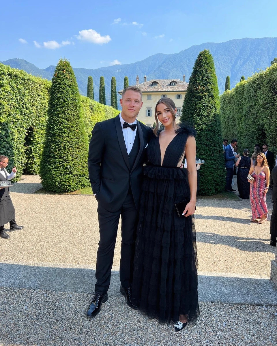 Chuyện yêu của cặp cầu thủ - hoa hậu được gia đình hai bên ủng hộ. Dù Culpo và hôn phu hiện sống riêng, song vẫn thừa xuyên về thăm gia đình của nhau. Mẹ của McCaffrey rất quý con dâu tương lai, theo Page Six.