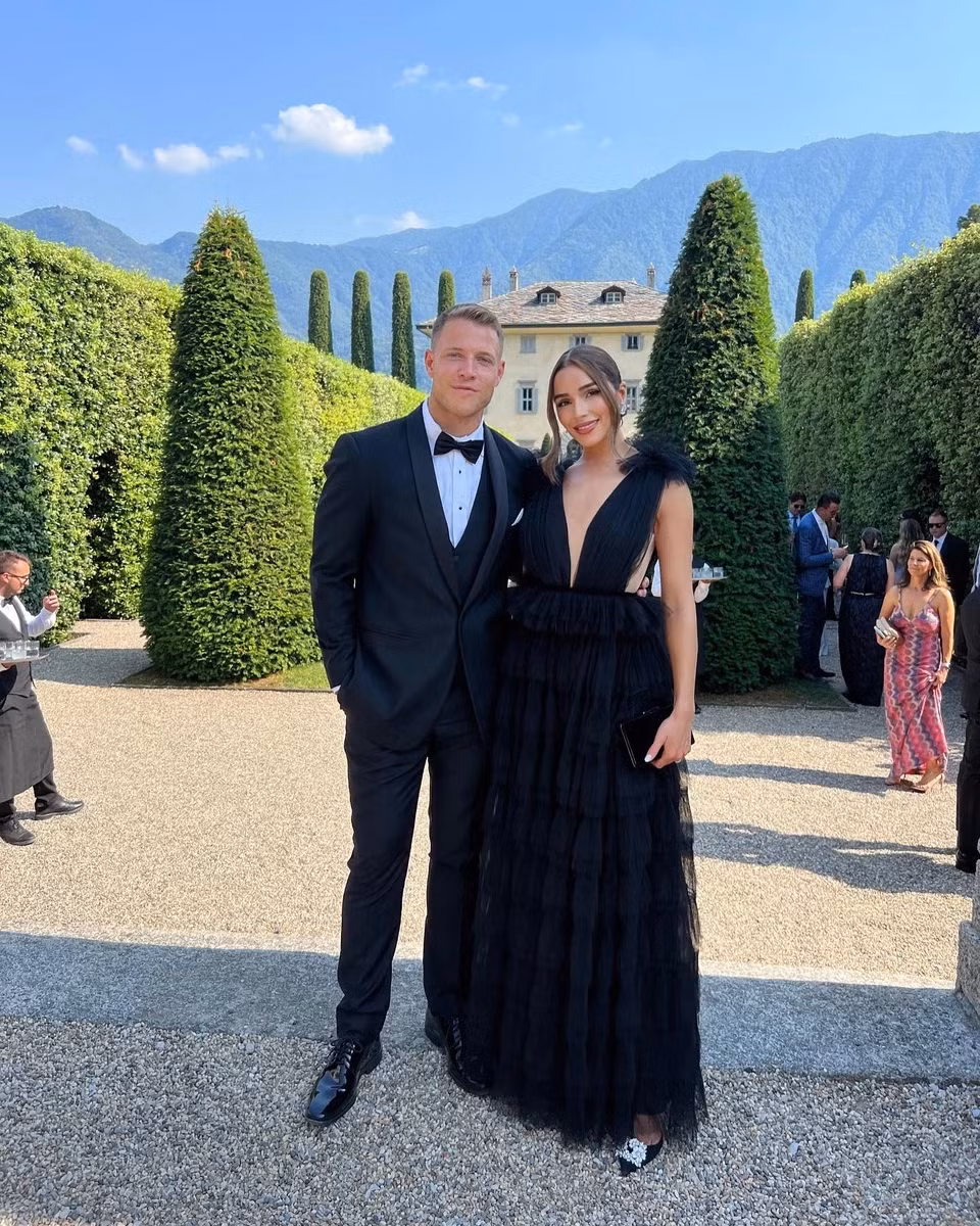 Chuyện yêu của cặp cầu thủ - hoa hậu được gia đình hai bên ủng hộ. Dù Culpo và hôn phu hiện sống riêng, song vẫn thừa xuyên về thăm gia đình của nhau. Mẹ của McCaffrey rất quý con dâu tương lai, theo Page Six.