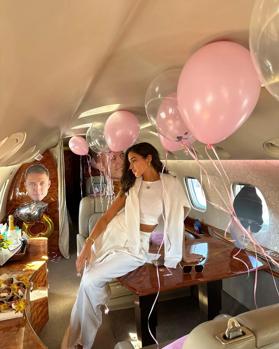 Trong những lần tổ chức tiệc mà không có McCaffrey bên cạnh, Culpo thuê người làm bong bóng in hình mặt hôn phu. Cô tận dụng mọi cơ hội để bày tỏ tình cảm với nửa kia. Người đẹp thổ lộ: "Cảm ơn anh đã đến và làm thay đổi cuộc sống, chỉ cho em biết thế nào là tình yêu mà mình luôn mơ ước. Em cảm thấy mình là cô gái may mắn nhất".