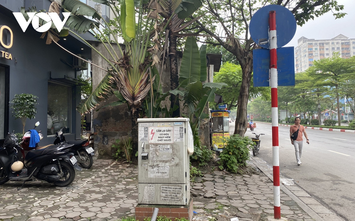 Điều này không chỉ làm mất mỹ quan đô thị mà còn gây cản trở giao thông, khiến người đi bộ phải xuống lòng đường di chuyển.