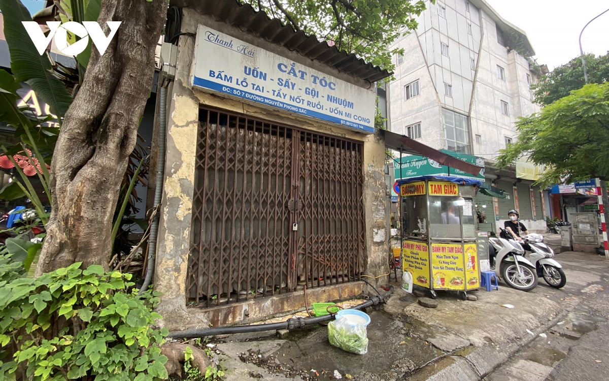 Căn nhà cũ kỹ, với những mảng tường đã bong tróc, rêu phong bủa vây, cánh cửa chính – lối vào duy nhất của căn nhà cũng đã han gỉ theo thời gian.