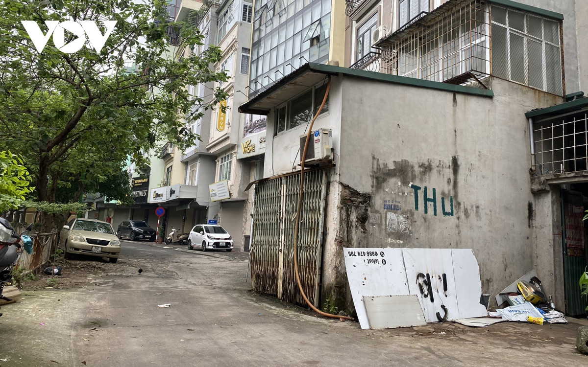 Người dân cho biết, ngôi nhà gây cản trở tầm nhìn và nguy hiểm cho người tham gia giao thông, nhất là khi trời tối.