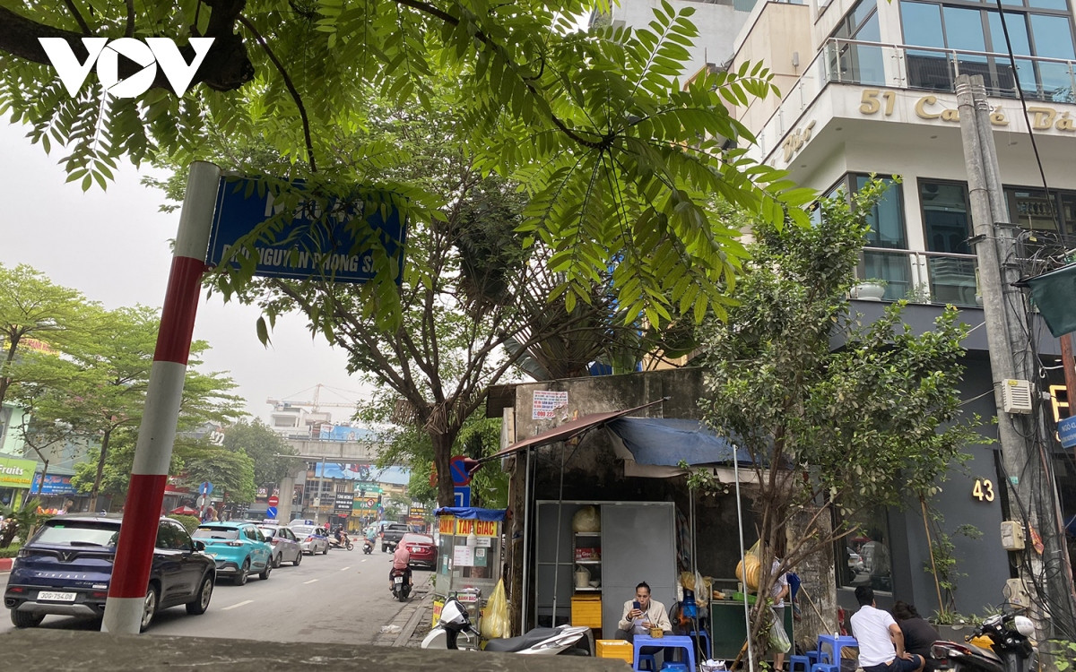 Theo người dân sống trên phố Nguyễn Phong Sắc, khi thực hiện giải phóng mặt bằng, chủ nhân của ngôi nhà không chấp nhận phương án đền bù nên kiên quyết không rời đi. Địa phương đã nhiều lần thương lượng nhưng không thành công.