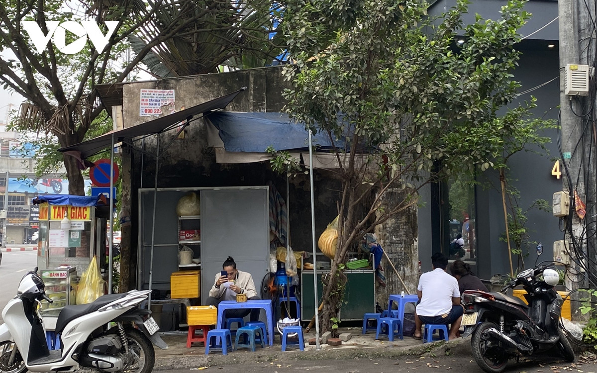 Hàng quán vỉa hè kê bàn ghế tận dụng buôn bán.