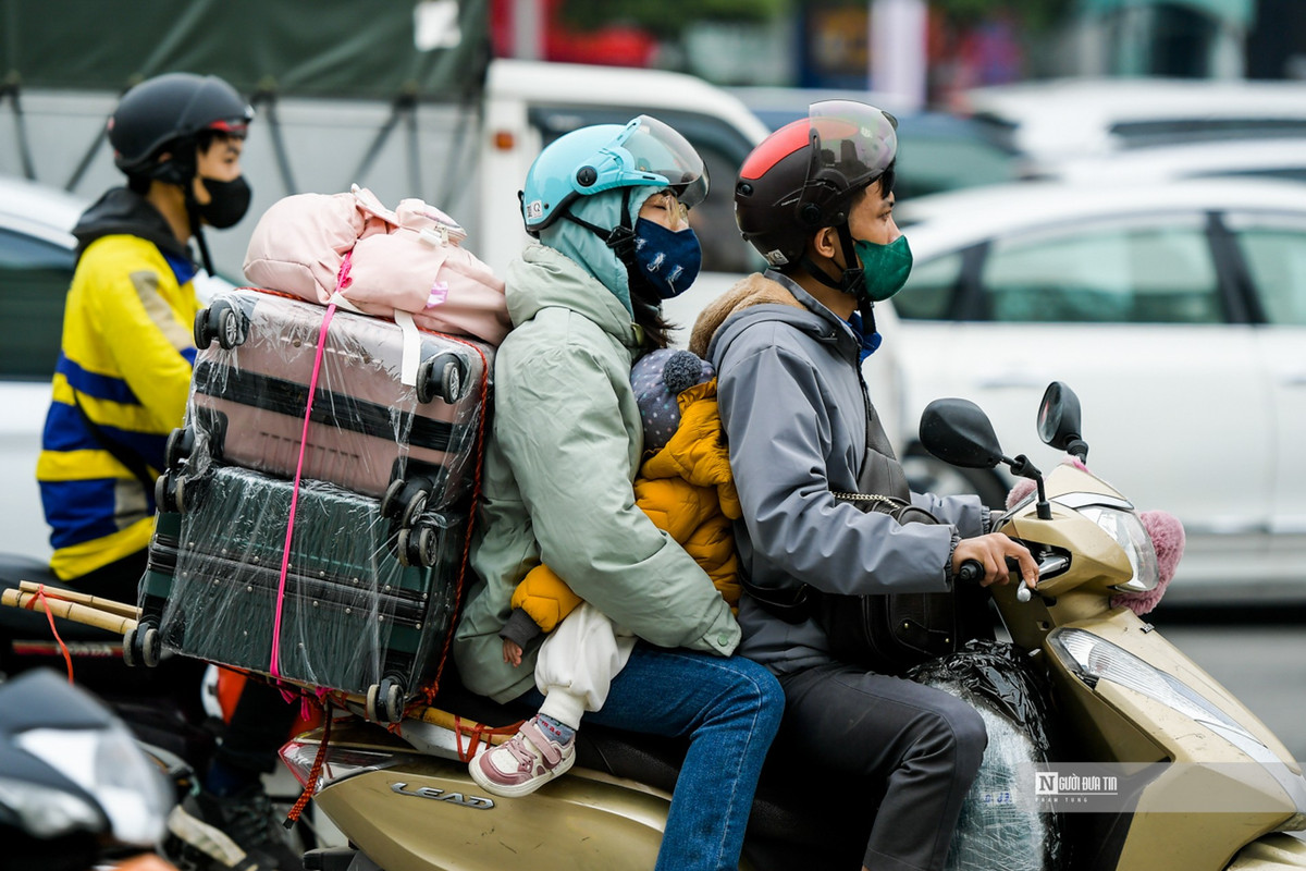 Người dân lỉnh kỉnh đồ đạc rời Hà Nội. Thay vì đi xe khách, nhiều người chọn đi xe máy để về quê.