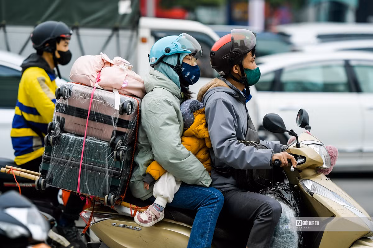 Người dân lỉnh kỉnh đồ đạc rời Hà Nội. Thay vì đi xe khách, nhiều người chọn đi xe máy để về quê.