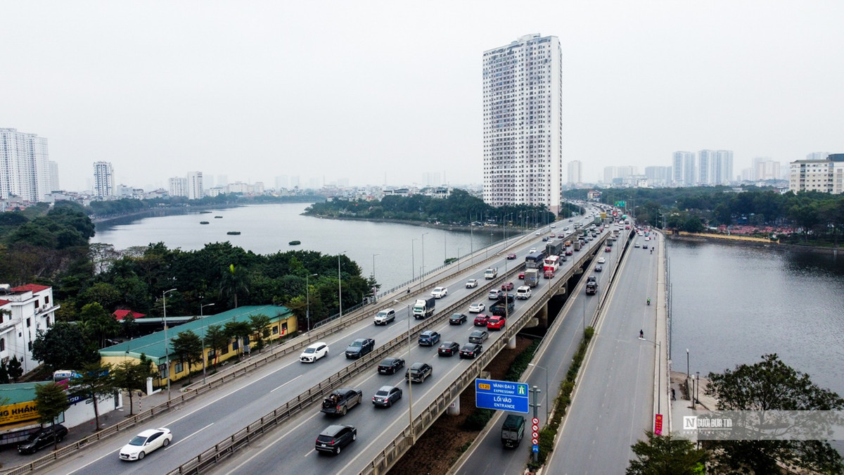 Ghi nhận của PV, nhiều tuyến đường cửa ngõ Hà Nội như: Vành đai 3, Giải Phóng, Ngọc Hồi,… ùn tắc dài cả km.