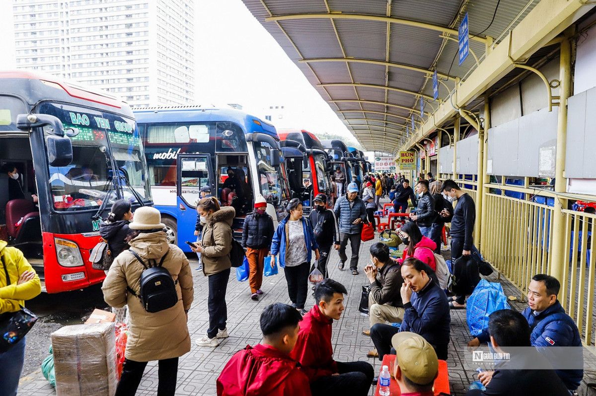 Đông đảo người dân đổ về bến xe Mỹ Đình. Đại diện bến xe Mỹ Đình cho biết, dự kiến số lượng hành khách có thể tăng cao từ cuối chiều 27 Tết và giảm dần cho đến ngày mùng 2 Tết, sau đó lại tiếp tục tăng. Để phục vụ nhu cầu đi lại của người dân vào trước, trong và sau Tết Nguyên Đán, bến xe sẽ mở cửa liên tục xuyên Tết và luôn có xe hoạt động tại các tuyến vận tải hành khách phía Bắc.