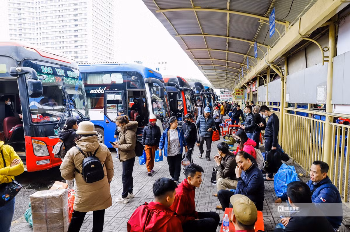 Đông đảo người dân đổ về bến xe Mỹ Đình. Đại diện bến xe Mỹ Đình cho biết, dự kiến số lượng hành khách có thể tăng cao từ cuối chiều 27 Tết và giảm dần cho đến ngày mùng 2 Tết, sau đó lại tiếp tục tăng. Để phục vụ nhu cầu đi lại của người dân vào trước, trong và sau Tết Nguyên Đán, bến xe sẽ mở cửa liên tục xuyên Tết và luôn có xe hoạt động tại các tuyến vận tải hành khách phía Bắc.