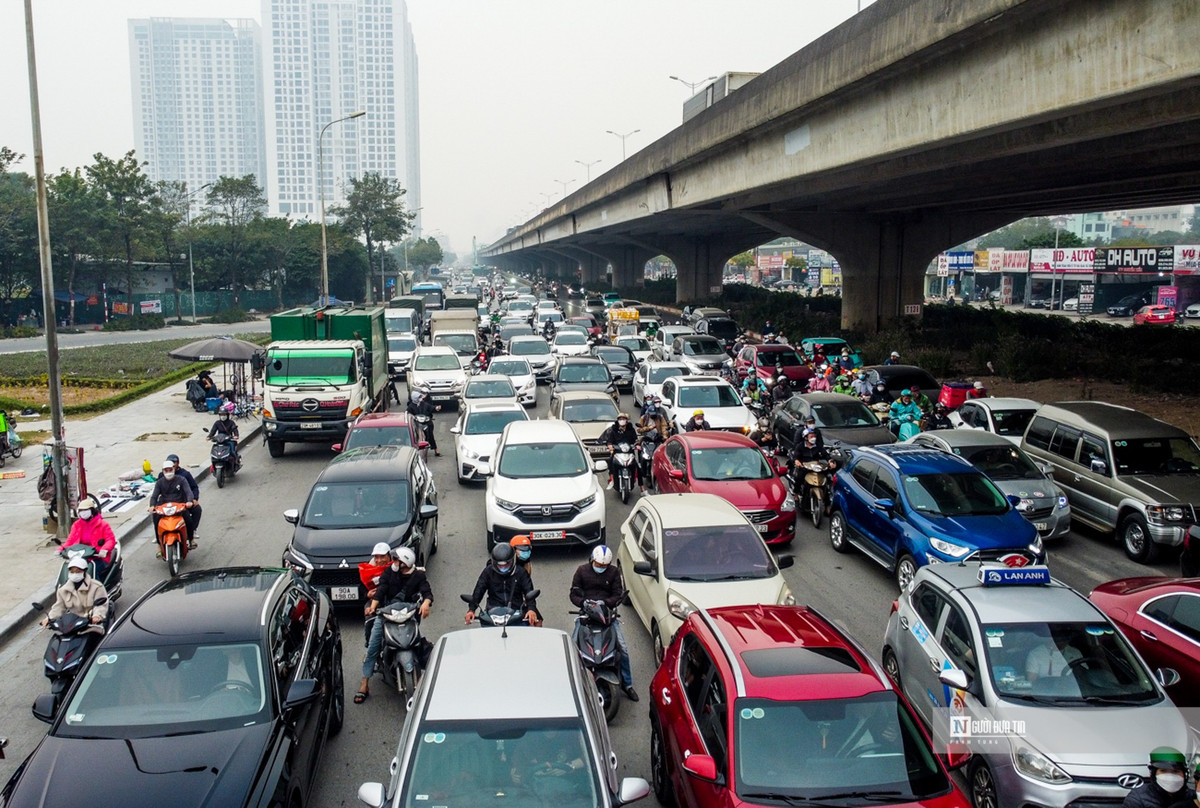 Bên dưới vành đai 3 trên cao, đường Nguyễn Xiển hướng ra đường Giải Phóng chung tình trạng di chuyển khó khăn.