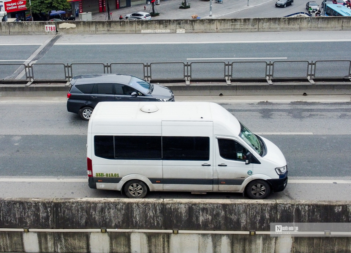 Để thoát cảnh kẹt xe, nhiều người điều khiển ô tô đi vào làn khẩn cấp, cướp làn đường vốn chỉ dành cho xe gặp sự cố tấp vào và dừng lại hoặc những xe ưu tiên càng làm giao thông thêm hỗn loạn.