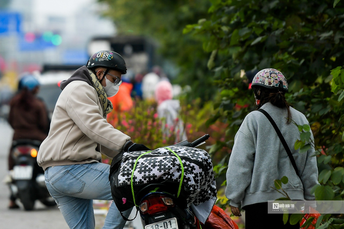 Anh Nguyễn Tuấn Huy (Cầu Giấy) chia sẻ, do hôm nay là ngày làm việc cuối trước kỳ nghỉ Tết nên gia đình anh tranh thủ về quê tại Nam Định. "Tôi chọn di chuyển về quê từ sớm để tránh cảnh ùn tắc tuy nhiên vẫn không khả quan, lượng phương tiện vẫn rất đông gây nên khó khăn trong việc di chuyển", anh Huy nói.