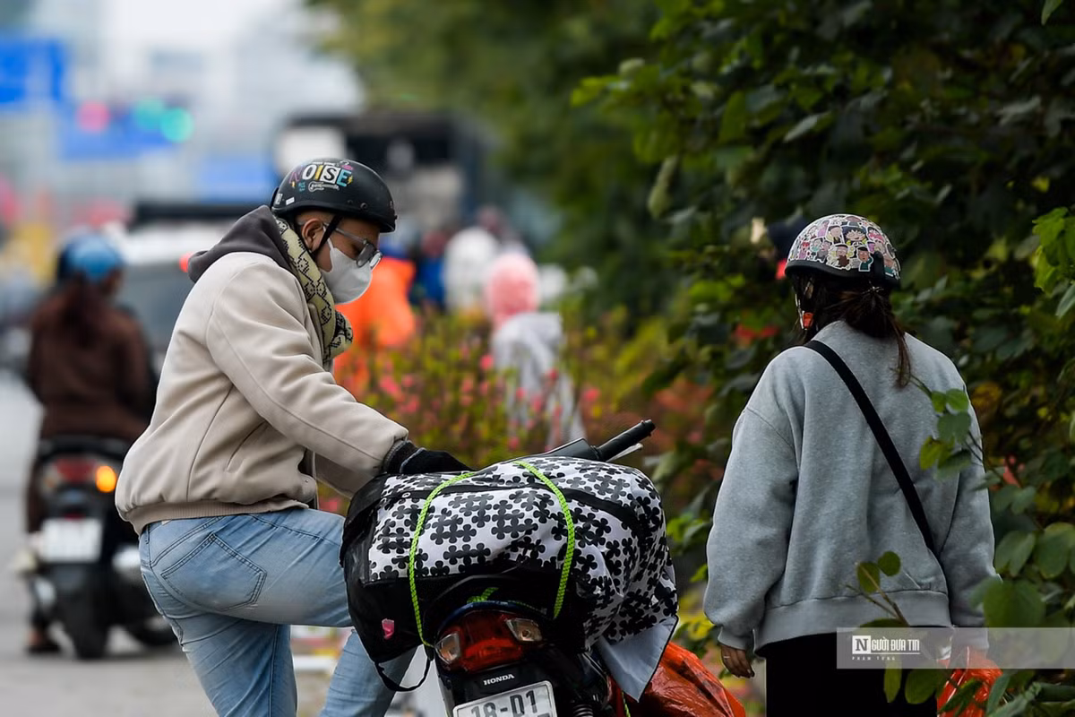 Anh Nguyễn Tuấn Huy (Cầu Giấy) chia sẻ, do hôm nay là ngày làm việc cuối trước kỳ nghỉ Tết nên gia đình anh tranh thủ về quê tại Nam Định. "Tôi chọn di chuyển về quê từ sớm để tránh cảnh ùn tắc tuy nhiên vẫn không khả quan, lượng phương tiện vẫn rất đông gây nên khó khăn trong việc di chuyển", anh Huy nói.