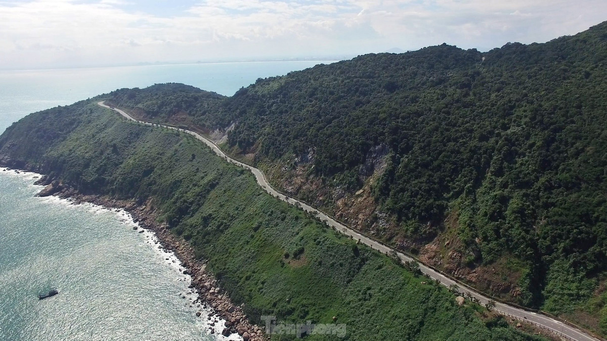 Về lịch sử bán đảo Sơn Trà, từ xa xưa, nơi đây là khu vực đảo nổi với 3 ngọn núi. Nhờ dòng nước biển ven bờ mang phù sa theo thời gian đã bồi đắp lên 3 ngọn núi này thành dải đất chạy từ đất liền ra ngoài đảo, từ đó, hình thành lên bán đảo.