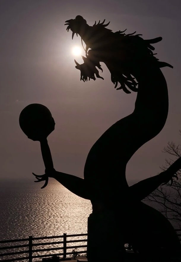 Ngo ngang truoc dau chan rong dai 5 m han tren vach nui-Hinh-3