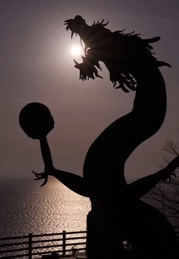 Ngo ngang truoc dau chan rong dai 5 m han tren vach nui-Hinh-3