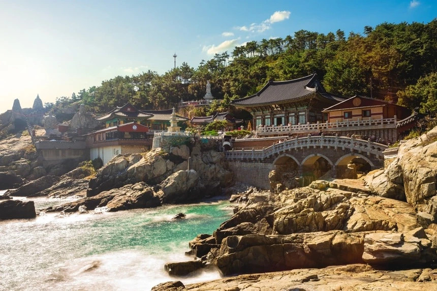 Ngo ngang truoc dau chan rong dai 5 m han tren vach nui-Hinh-2