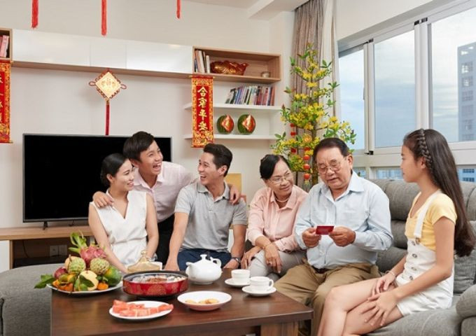 Ca nha dang an Tet thi choang vang khi thay chiec o to