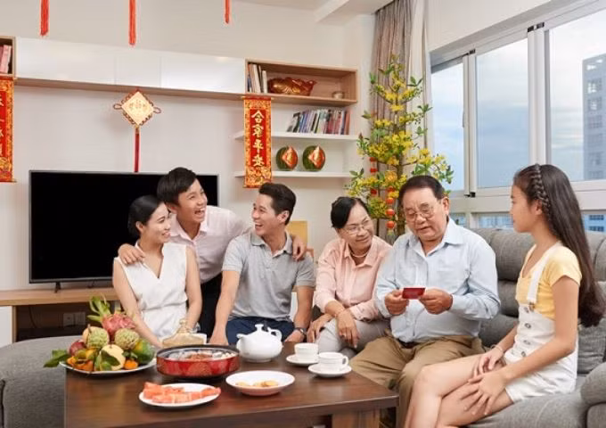 Ca nha dang an Tet thi choang vang khi thay chiec o to