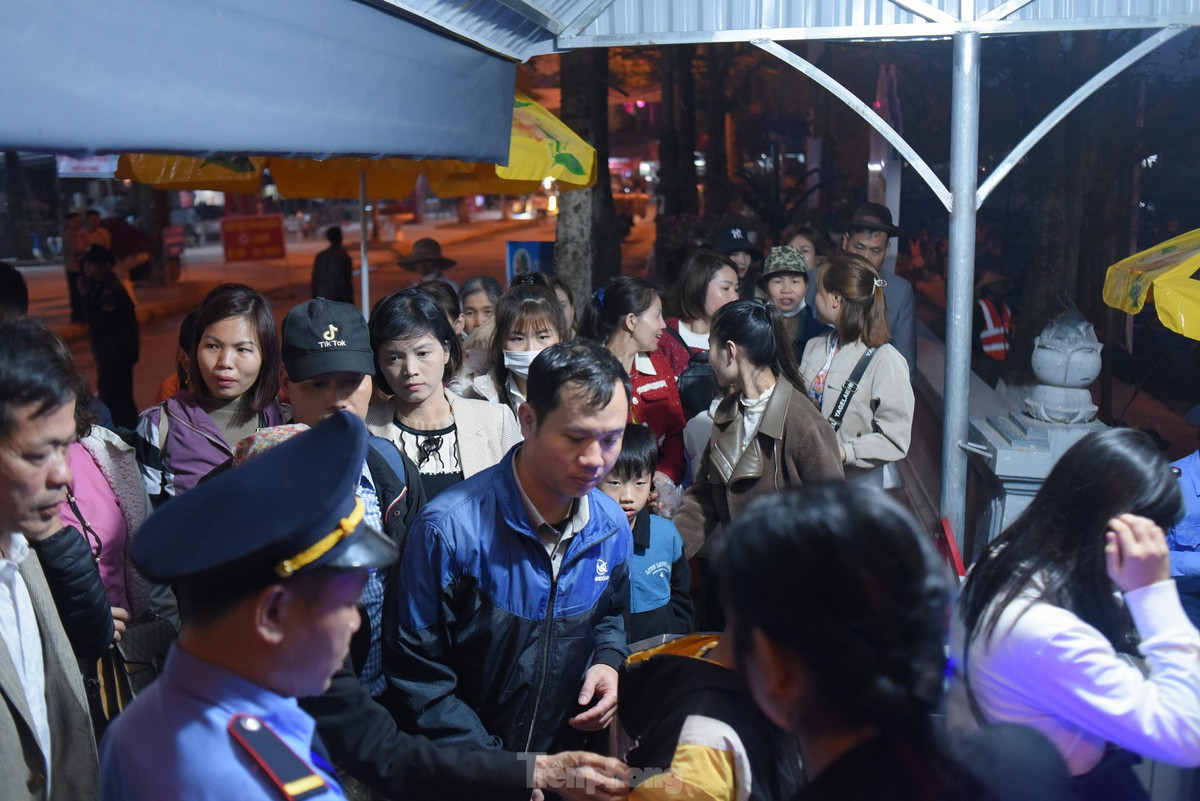 Đến 6h sáng, lượng khách bắt đầu tăng lên nhưng không đáng kể. Số lượng đoàn có hơn chục khách chỉ đếm trên đầu ngón tay.