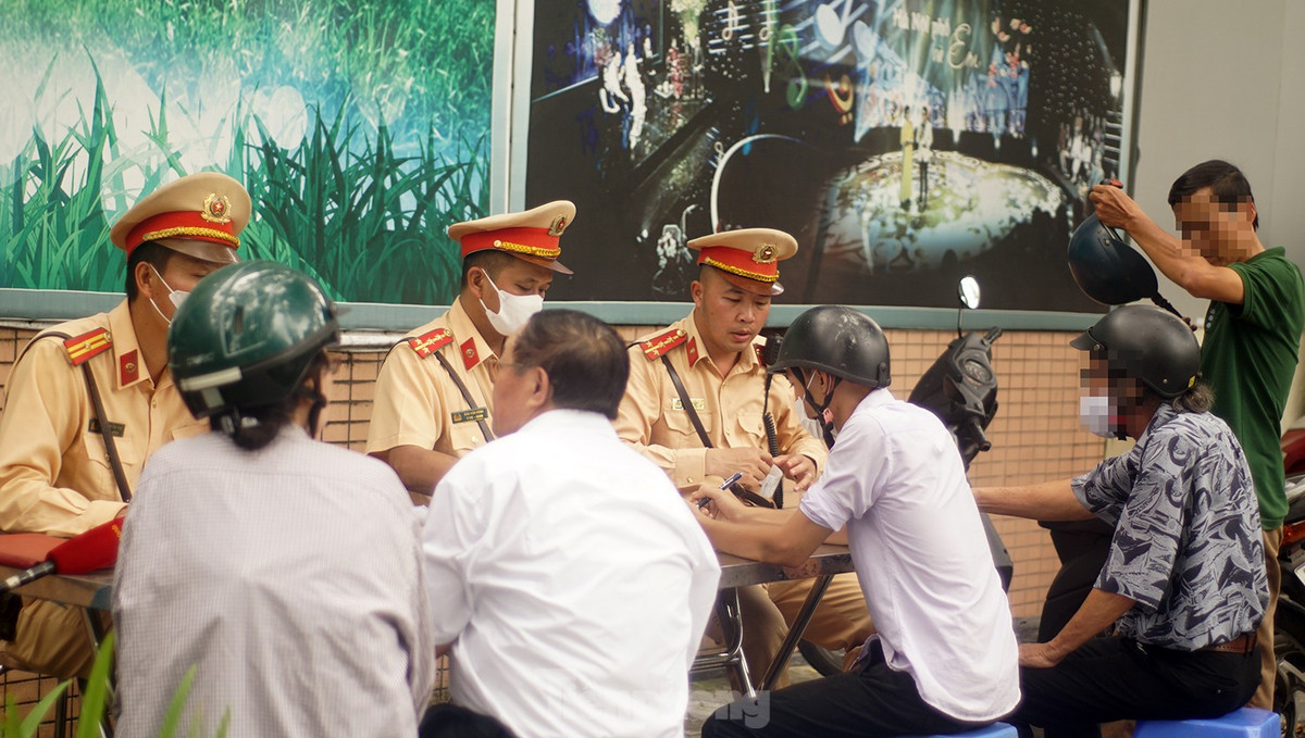 Tổ công tác lập biên bản các trường hợp vi phạm.