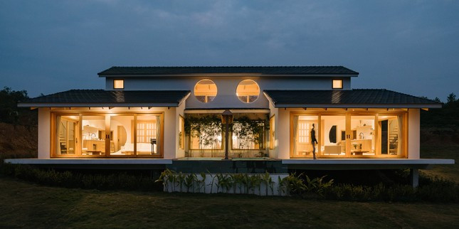 Để tuyệt đối đưa không gian trở nên sạch sẽ, các thiết bị kỹ thuật, dây điện, nước và cục nóng điều hòa được đưa xuống dưới cột đáy sàn nhà.