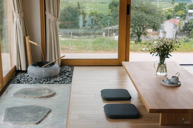 Sự điều độ trong kiến trúc thể hiện qua những đường nét mảnh mai, tiết chế, không phô trương hay áp đảo mà vừa vặn với tầm thước của con người.