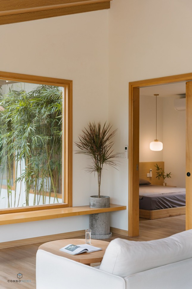 Bên cạnh sự điều độ, là tính tối giản trong thiết kế, mỗi ngôi nhà 1,5 tầng được bố trí dây chuyền công năng đơn giản phục vụ cho chính xác từng hoạt động sinh hoạt cơ bản, không khiên cưỡng, gồng gánh thêm bất kỳ chức năng nào ngoài công dụng đơn thuần của từng khu vực, từng món đồ nội thất ấy.