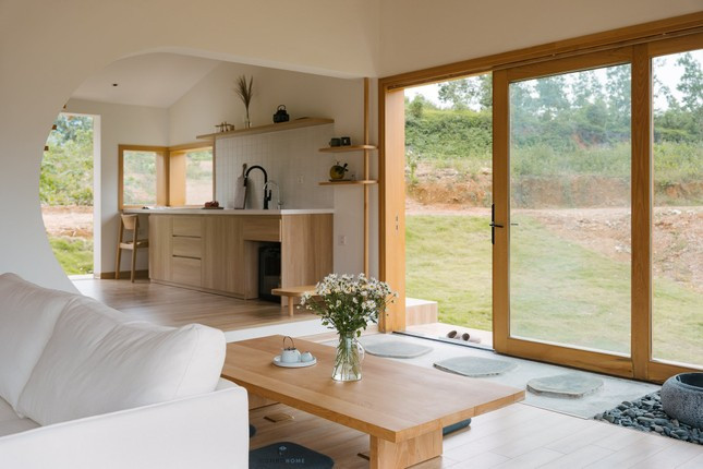 Kiến trúc nhà song lập được lấy cảm hứng từ kiến trúc Nhật Bản truyền thống pha lẫn hiện đại và nhà chống cột, có thể dễ dàng nhận thấy tinh thần điều độ của kiến trúc Nhật Bản thông qua chất liệu, màu sắc và cấu kiện trong cả kiến trúc lẫn nội thất mà kiến trúc sư Combo Home lựa chọn cho Mikan Village.