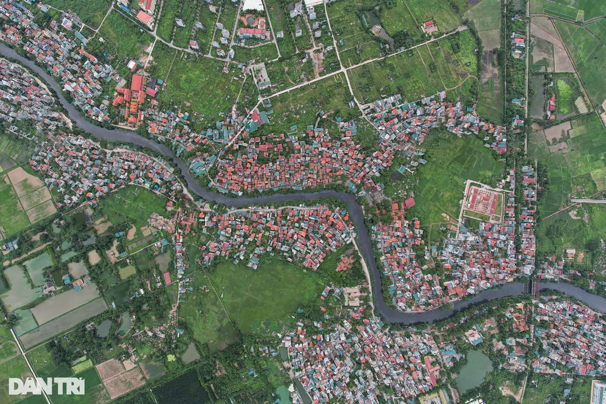 8. Sông Nhuệ: Sông Nhuệ là một con sông nhỏ, thuộc phụ lưu của sông Đáy. Sông dài khoảng 76km, uốn lượn theo hướng Tây Bắc - Đông Nam qua địa phận thành phố Hà Nội và tỉnh Hà Nam. Đoạn thuộc địa phận Hà Nội dài 63km. Trong ảnh là sông Nhuệ đoạn địa phận xã Cự Khê (Thanh Oai, Hà Nội).