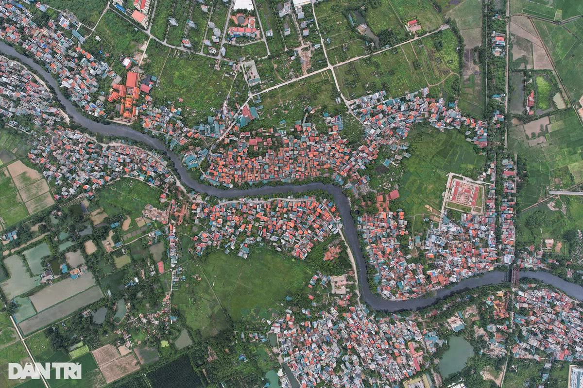 8. Sông Nhuệ: Sông Nhuệ là một con sông nhỏ, thuộc phụ lưu của sông Đáy. Sông dài khoảng 76km, uốn lượn theo hướng Tây Bắc - Đông Nam qua địa phận thành phố Hà Nội và tỉnh Hà Nam. Đoạn thuộc địa phận Hà Nội dài 63km. Trong ảnh là sông Nhuệ đoạn địa phận xã Cự Khê (Thanh Oai, Hà Nội).