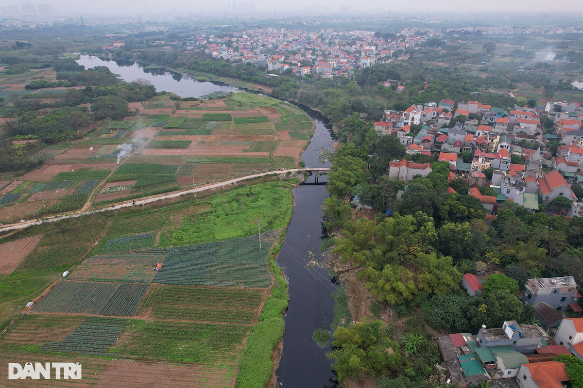6. Sông Đáy: Sông Đáy có chiều dài khoảng 240km, là phân lưu của sông Hồng chảy qua Hà Nội, Hà Nam, Ninh Bình và Nam Định rồi đổ ra vịnh Bắc Bộ tại Cửa Đáy. Sông là dòng chảy chính của các sông Tích, sông Bùi, sông Nhuệ, sông Bôi, sông Hoàng Long, sông Sắt, sông Nam Định, sông Vạc.