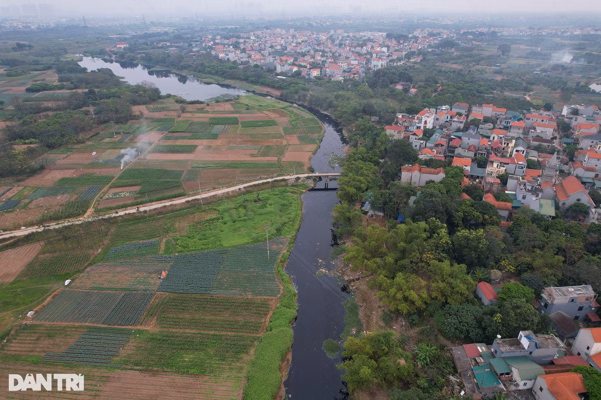 6. Sông Đáy: Sông Đáy có chiều dài khoảng 240km, là phân lưu của sông Hồng chảy qua Hà Nội, Hà Nam, Ninh Bình và Nam Định rồi đổ ra vịnh Bắc Bộ tại Cửa Đáy. Sông là dòng chảy chính của các sông Tích, sông Bùi, sông Nhuệ, sông Bôi, sông Hoàng Long, sông Sắt, sông Nam Định, sông Vạc.