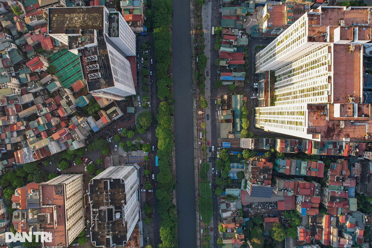 Sông Kim Ngưu xưa là một tuyến giao thông đường thủy, nay chỉ còn chức năng là một sông thoát nước cho nội thành Hà Nội. Hiện Kim Ngưu còn lại một đoạn lộ thiên, dài khoảng gần 4km, từ Ô Đông Mác đến hồ Yên Sở.