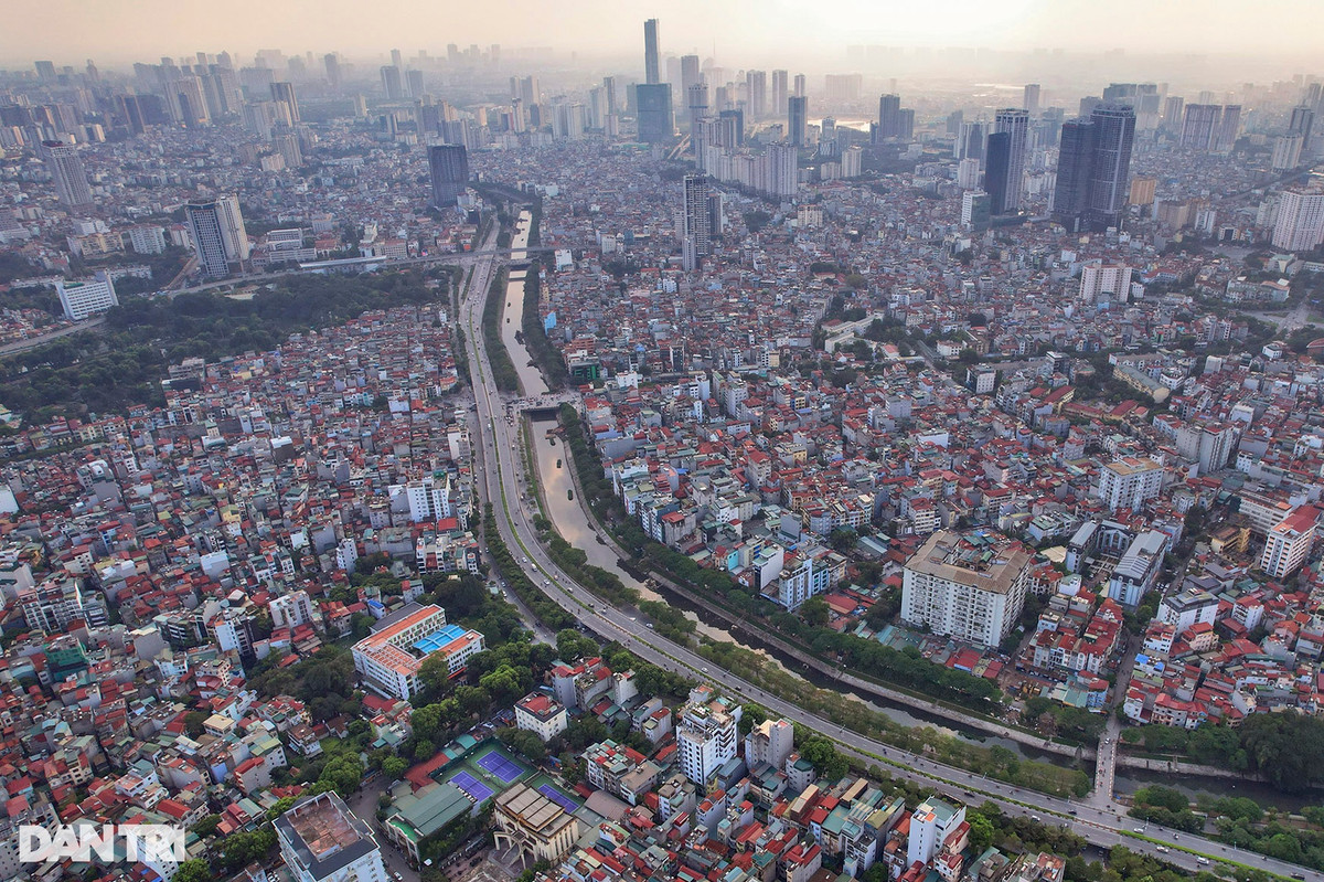 4. Sông Tô Lịch: Sông Tô Lịch là con sông nhỏ chảy trong nội thành Hà Nội. Dòng chính chảy qua các quận: Đống Đa, Thanh Xuân, Cầu Giấy, Hoàng Mai và huyện Thanh Trì. Chiều dài sông chỉ 13,5km.
