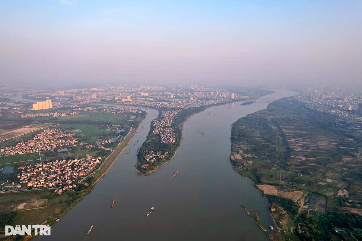 3 - Sông Đuống: Sông Đuống là phân lưu của sông Hồng, dài 65km, nối liền hai con sông lớn của miền Bắc là sông Hồng và sông Thái Bình. Điểm đầu tại nơi giáp ranh giữa xã Xuân Canh (huyện Đông Anh) và quận Long Biên của thành phố Hà Nội. Điểm cuối tại xã Cao Đức (Bắc Ninh) để hợp lưu với sông Thương thành sông Thái Bình. Trong ảnh là điểm đầu sông Đuống (bên trái).