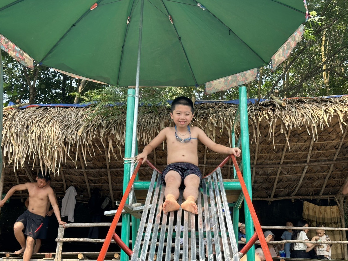 Nang nong ky luc, nguoi dan do xo ve suoi giai nhiet-Hinh-5