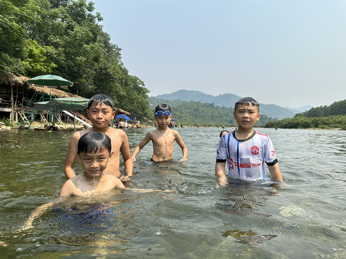 Nang nong ky luc, nguoi dan do xo ve suoi giai nhiet-Hinh-7