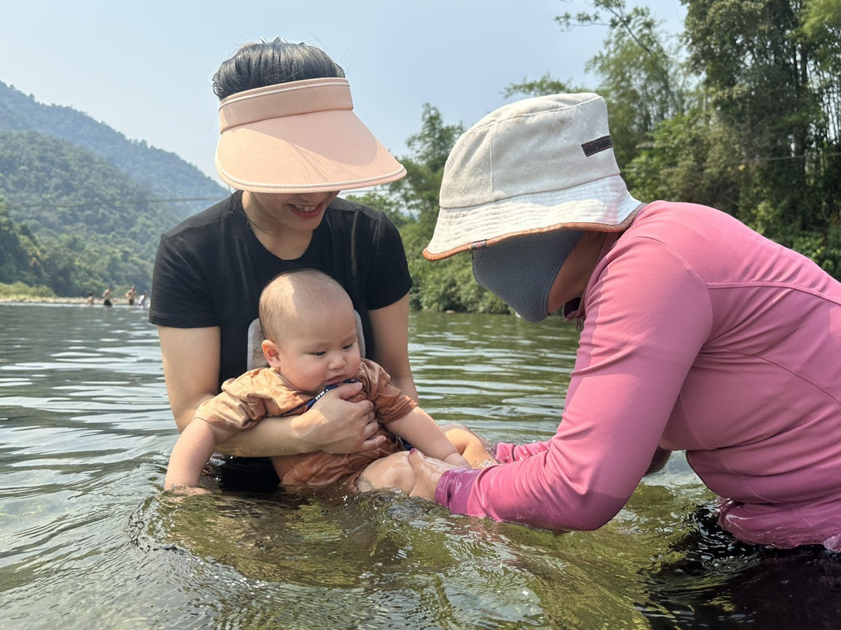 Nang nong ky luc, nguoi dan do xo ve suoi giai nhiet-Hinh-4