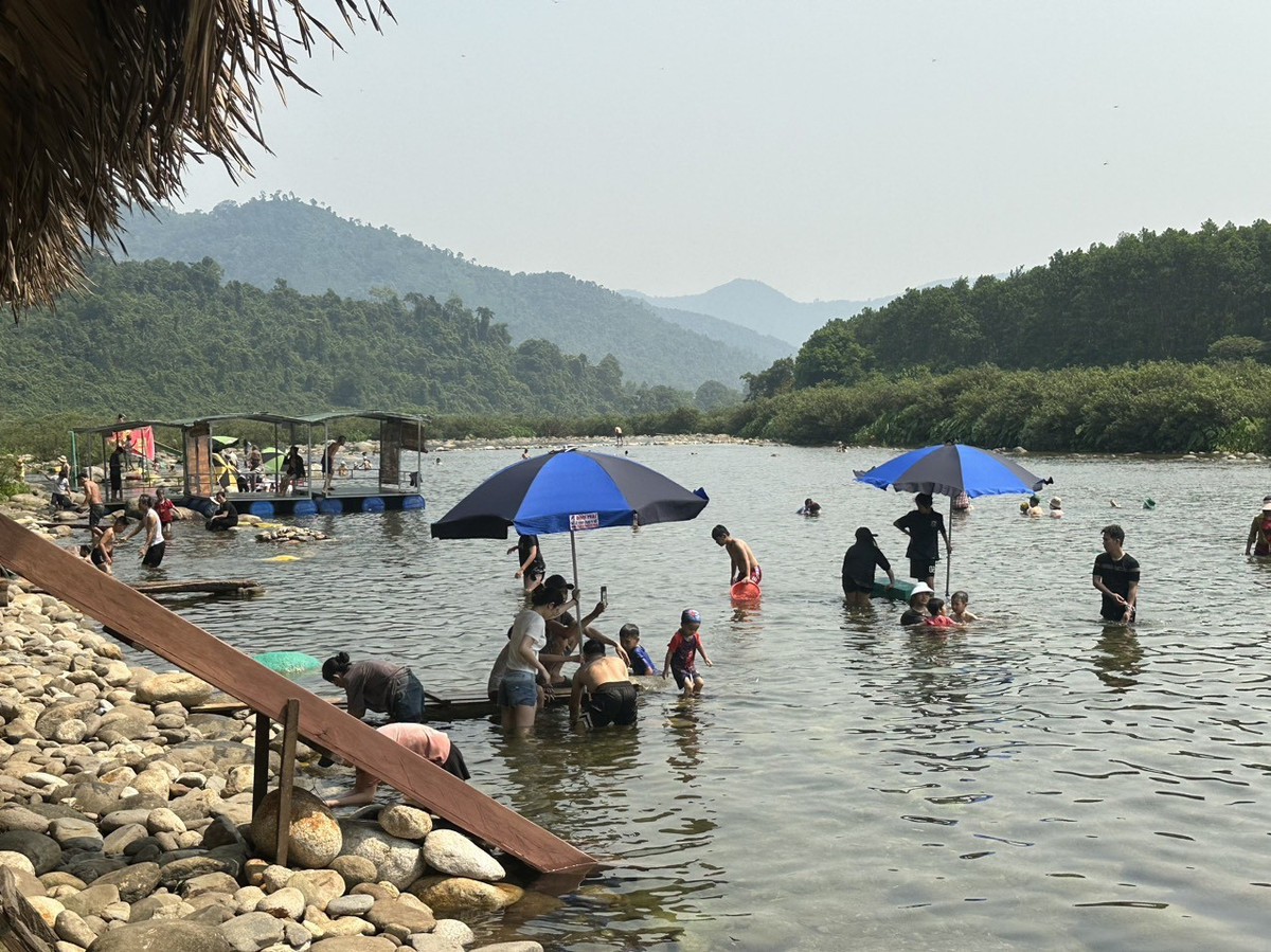 Nang nong ky luc, nguoi dan do xo ve suoi giai nhiet