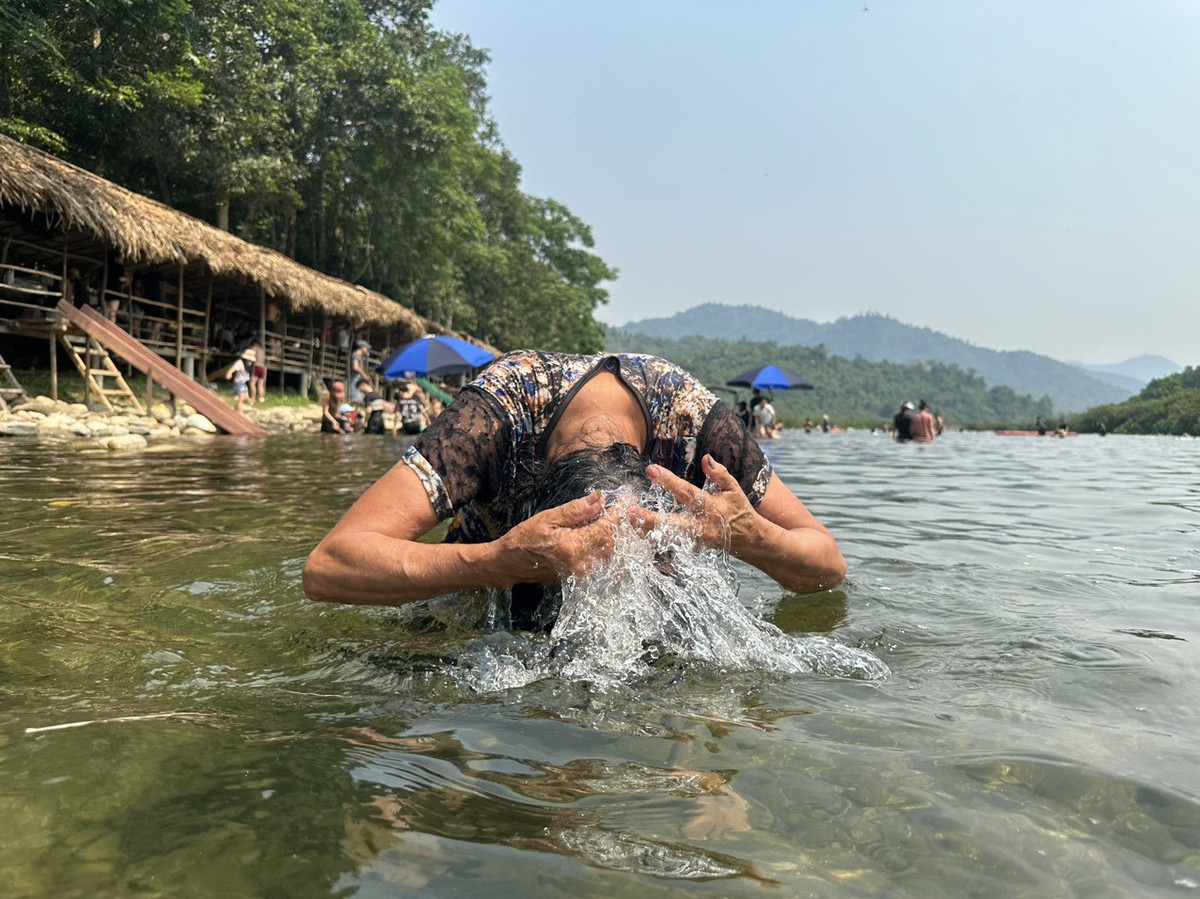 Nang nong ky luc, nguoi dan do xo ve suoi giai nhiet-Hinh-8