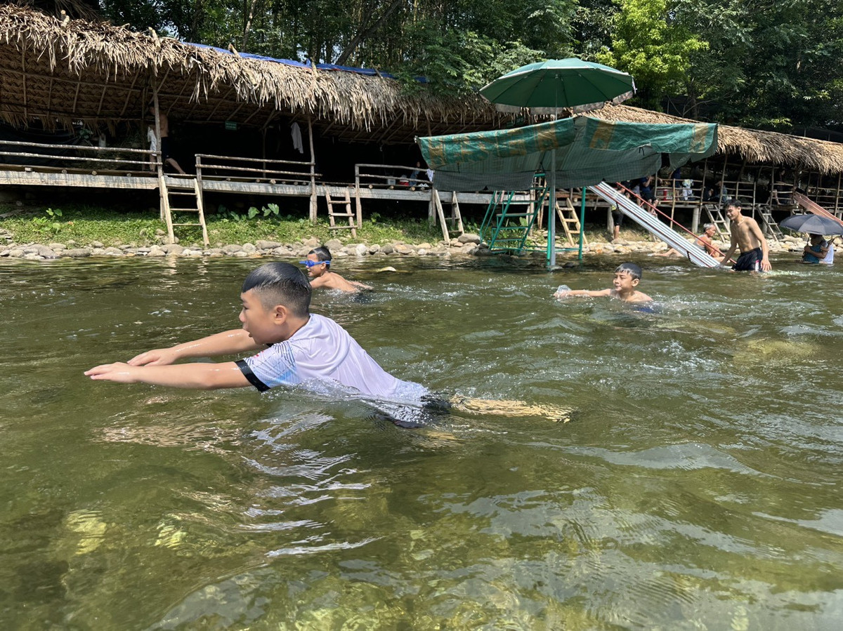 Nang nong ky luc, nguoi dan do xo ve suoi giai nhiet-Hinh-6