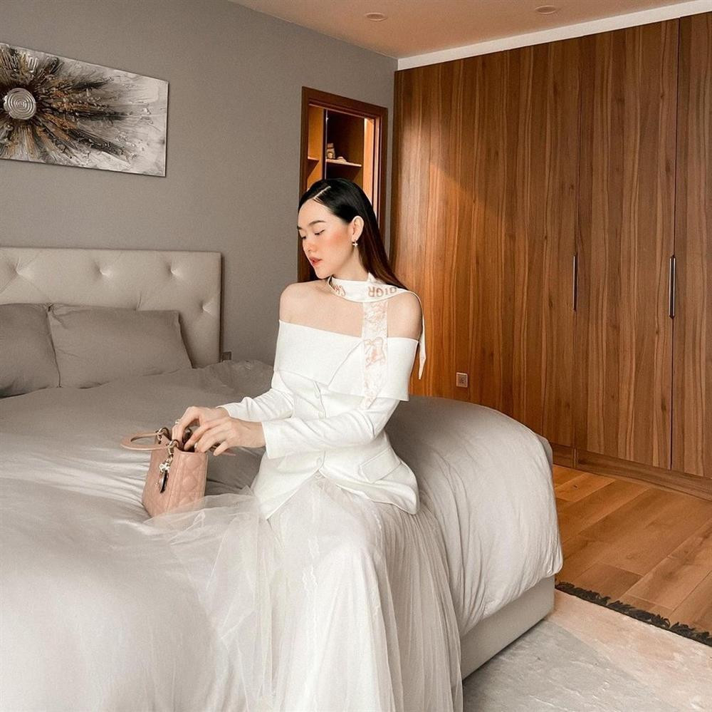 Khi chúng ta tốt đẹp lên từng ngày, nguồn năng lượng tích cực đó cũng lan tỏa đến chồng con. Con cái, ông xã nhìn mình luôn vui tươi, xinh đẹp và biết trân trọng bản thân thì gia đình càng ấm êm, hạnh phúc hơn", Tường San từng chia sẻ.