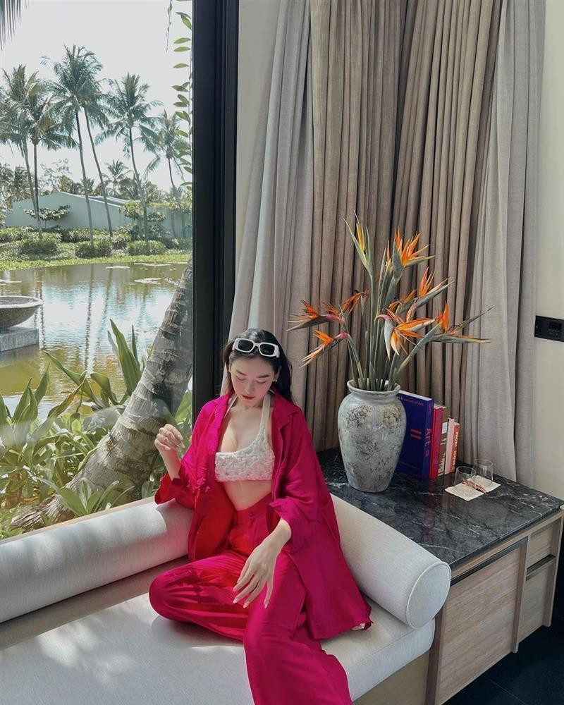 ù ít hoạt động nghệ thuật nhưng Tường San vẫn được khán giả quan tâm bởi nhan sắc ngày càng thăng hạng và cuộc sống viên mãn sau khi lấy chồng, sinh con.