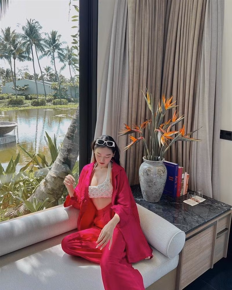 Dù ít hoạt động nghệ thuật nhưng Tường San vẫn được khán giả quan tâm bởi nhan sắc ngày càng thăng hạng và cuộc sống viên mãn sau khi lấy chồng, sinh con.